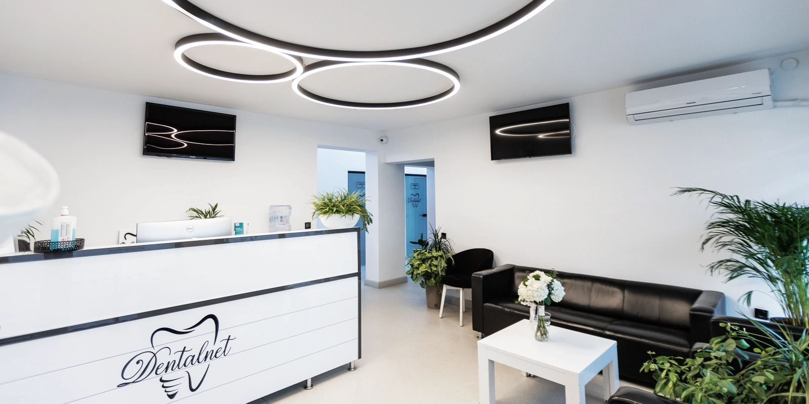 Clinica DentalNet Oradea – vedere interioară și zonă de primire