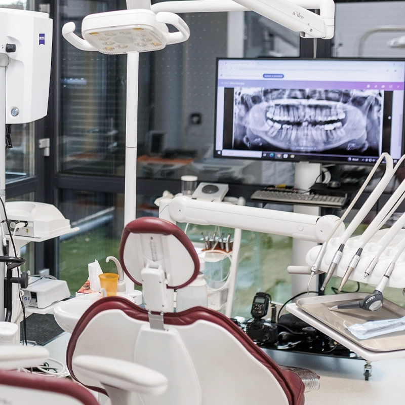 Clinica DentalNet – zonă de așteptare modernă și confortabilă