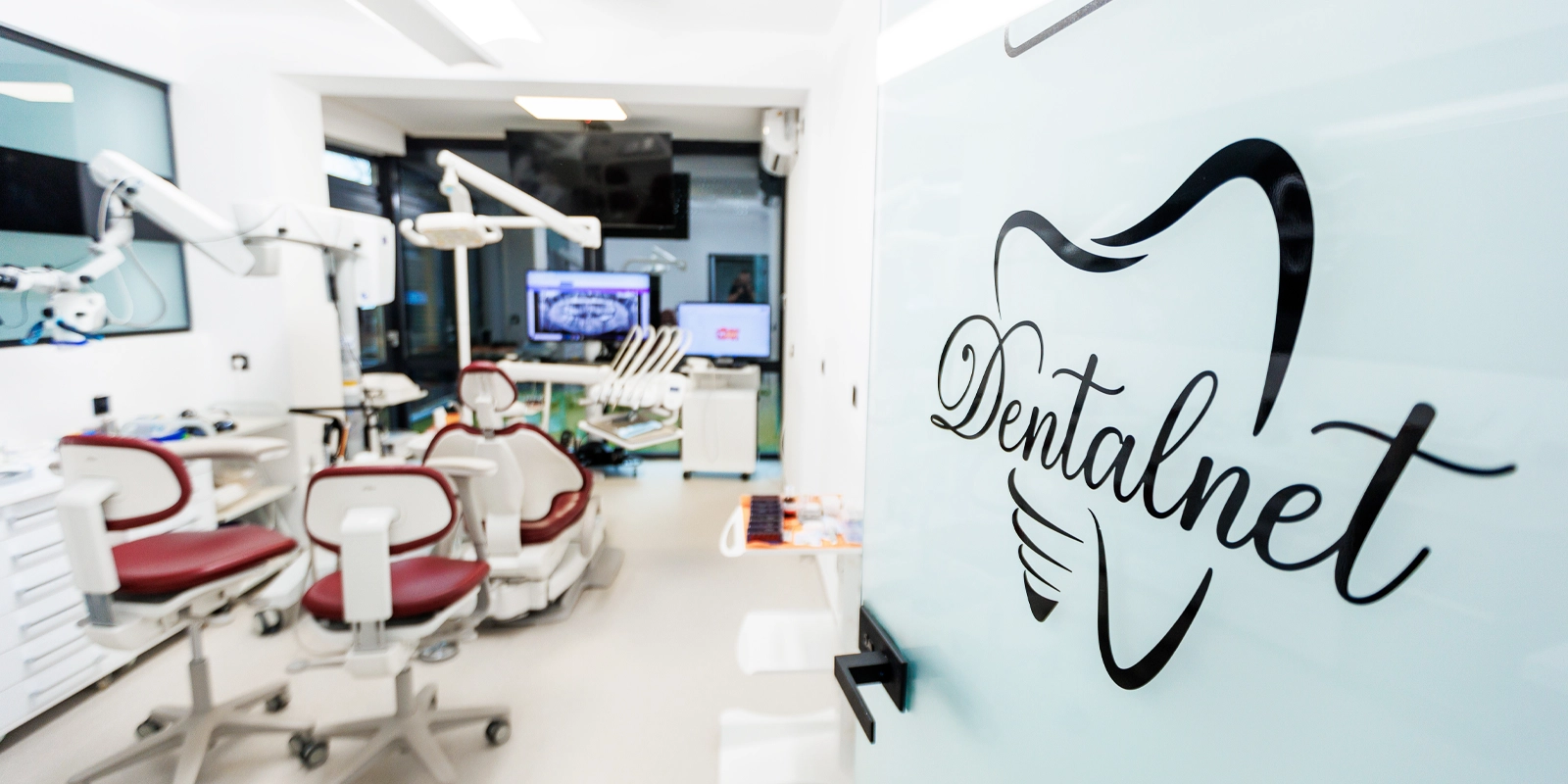 Clinica Dentalnet Oradea – vedere interioară și zonă de primire