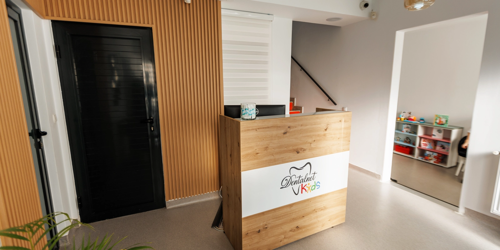 Clinica DentalNet Oradea – vedere interioară și zonă de primire